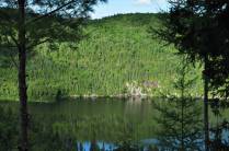 Um dos muitos lagos no Parc National de La Mauricie, província de Quebec, no Canadá